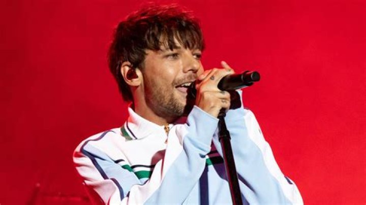 Louis Tomlinson Called ‘Ugly’ Member Of One Direction — Fans Defend Him – Hollywood Life