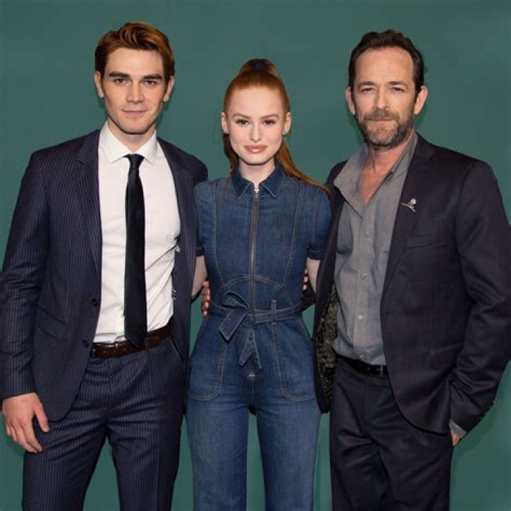 Emotional Return In Graduation Episode – Hollywood Life