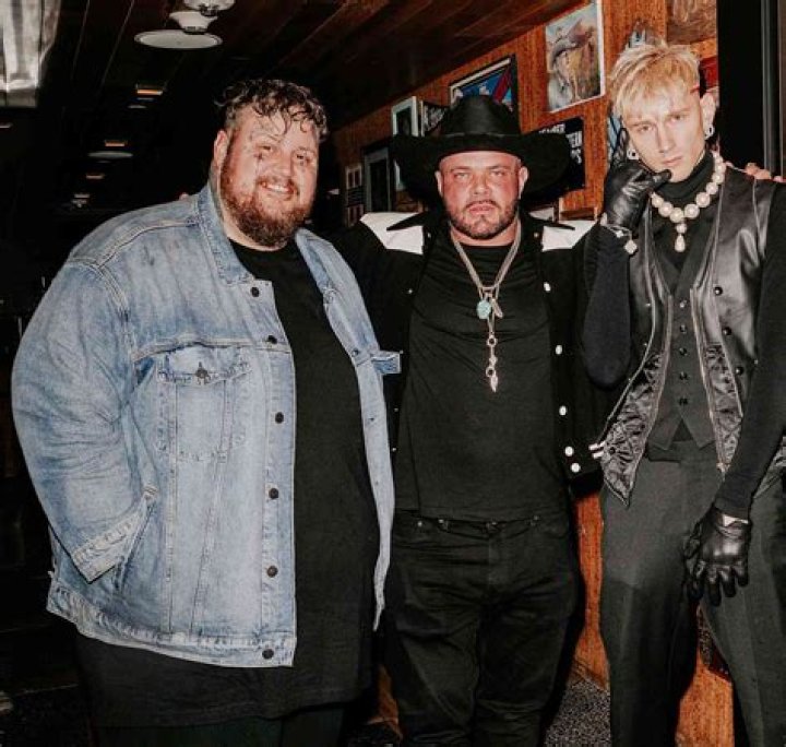 Machine Gun Kelly Blasts Grammys After His Album Gets Snubbed: ‘WTF’ – Hollywood Life