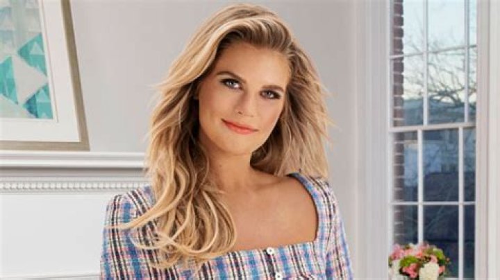 Every Relationship She’s Been In – Hollywood Life