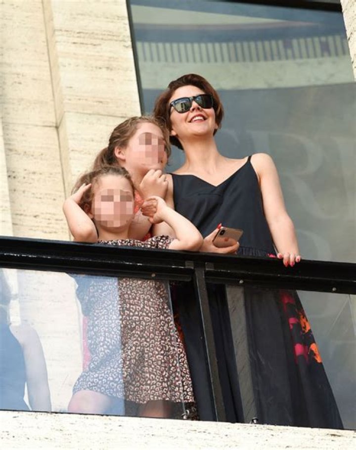 Maggie Gyllenhaal & Daughter Ramona Head To Lunch In NYC — Pics – Hollywood Life