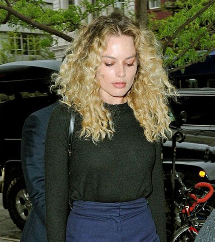 Ditches Straight Blonde Hair – Hollywood Life