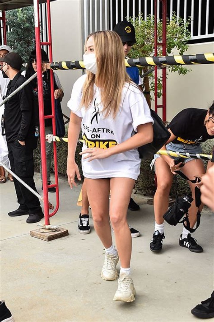 Margot Robbie Joins SAG-AFTRA Picket Line to Support Strike – Hollywood Life