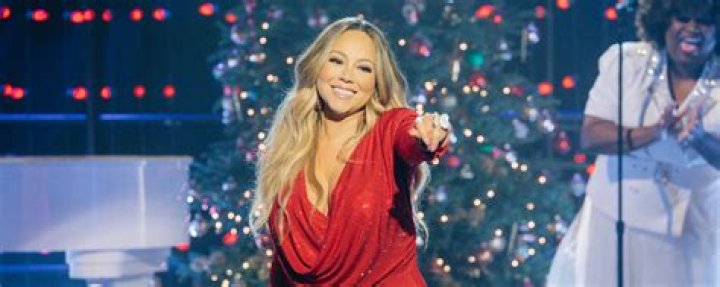 Mariah Carey Stuns While Performing ‘All I Want For Christmas Is You’ – Hollywood Life