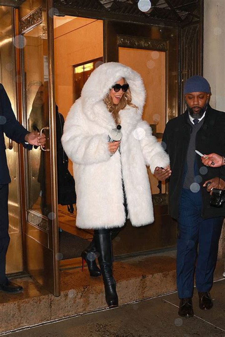 Mariah Carey Rocks White Fur Jacket Outside NYC Show: Photos – Hollywood Life