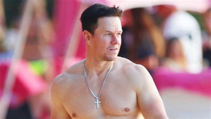 Mark Wahlberg Golfs Shirtless for Cinco De Mayo – Hollywood Life
