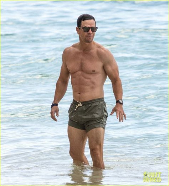 Mark Wahlberg, 49, Shows Off His Ripped Physique While Gushing Over Wife Rhea Durham – Pic