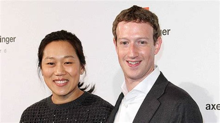 Mark Zuckerberg & Wife Take Daughters To Taylor Swift Concert: Photos – Hollywood Life