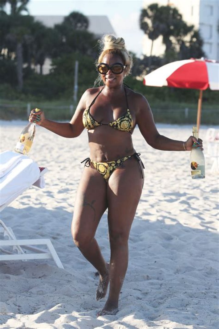 Mary J. Blige, 50, Looks Amazing In Versace Bikini Enjoying Wine On The Beach — Photos