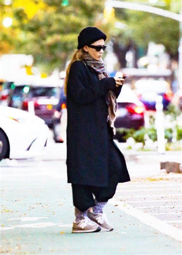 Mary-Kate & Ashley Olsen Rock Black Coats While Out & About In NYC – Hollywood Life