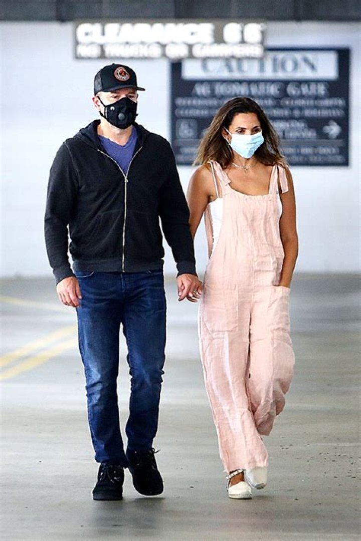 Matt Damon & Wife Luciana Barroso Hold Hands & Wear Face Masks In L.A.: Pic – Hollywood Life