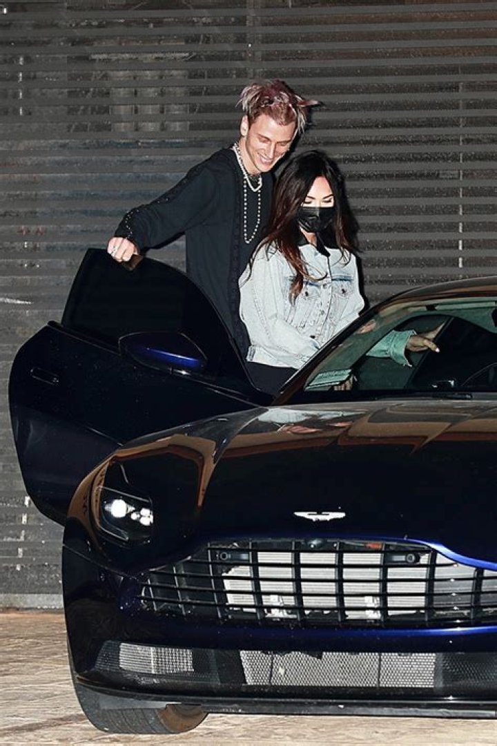 Megan Fox & Machine Gun Kelly Holding Hands In Photos During PDA Date – Hollywood Life