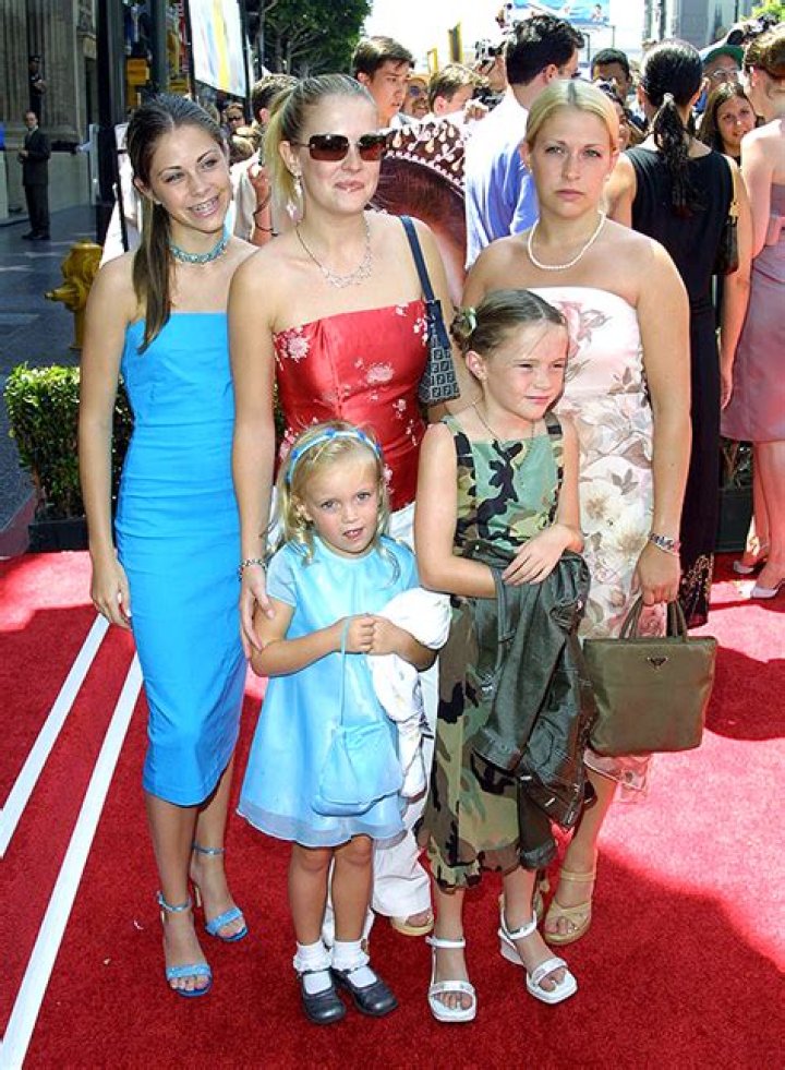 Learn About Her Brother & 3 Sisters – Hollywood Life