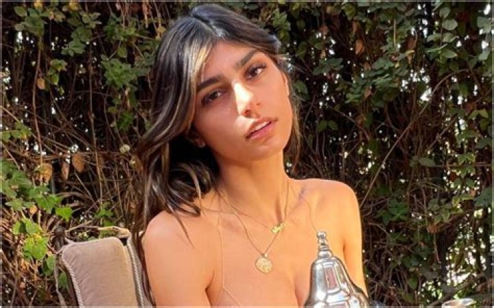 Mia Khalifa Calls Out Drake For Wanting To Hook Up — Sent Her Instagram Message – Hollywood Life