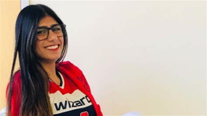 Enrages Fans Wth Photoshopped Pic – Hollywood Life