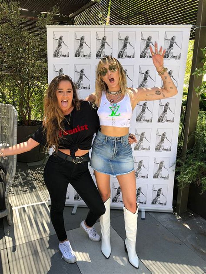 Miley Cyrus’ Abs In Crop Top & Denim Skirt — See Sexy Outfit – Hollywood Life