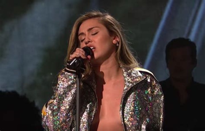 Miley Cyrus Goes Braless Performing ‘Nothing Breaks Like A Heart’ With Mark Ronson On ‘SNL’