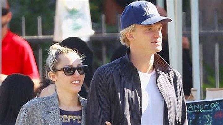 Miley Cyrus & Cody Simpson: Both Their Families Approve Of Relationship & More Reasons It Works