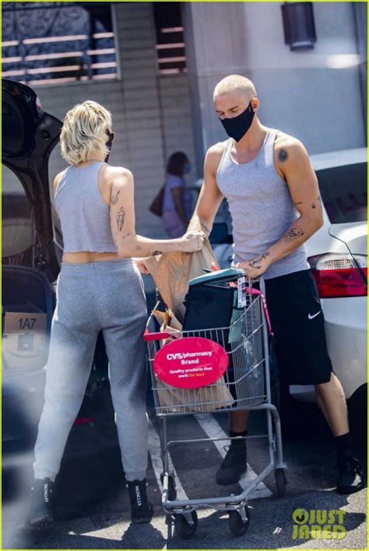 Miley Cyrus & Cody Simpson Spotted Making Out After Her Kaitlynn Carter Split — Watch