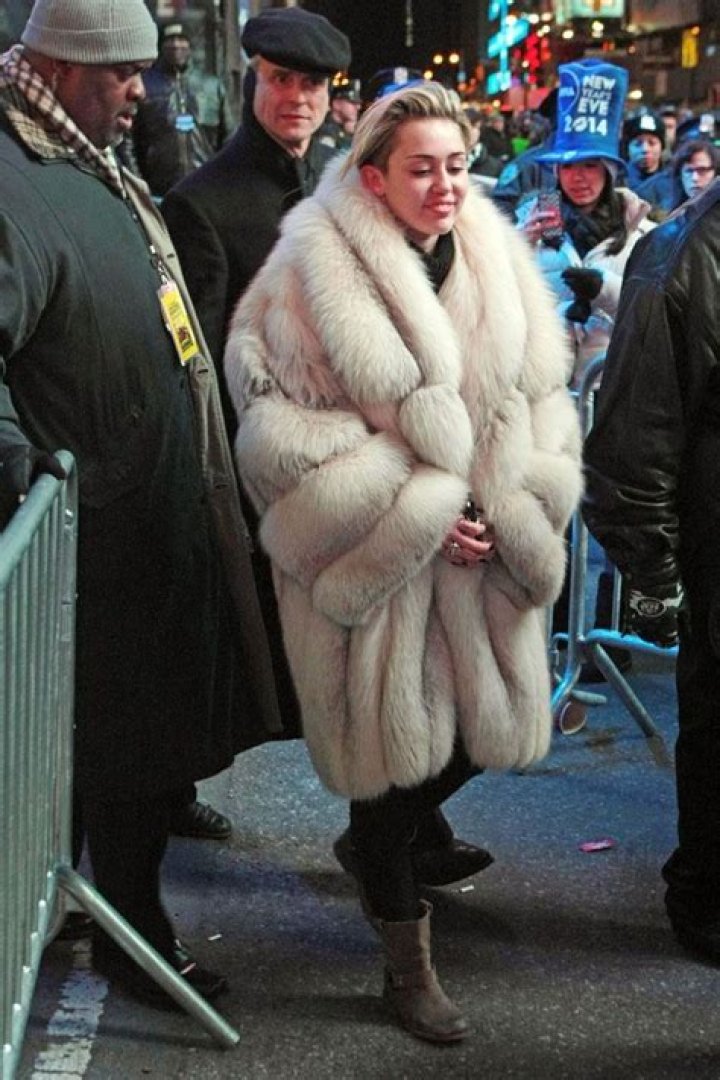 Miley Cyrus’ Fur Coat V. Rihanna’s Fur Coat — It’s A Fierce NYE Face Off – Hollywood Life