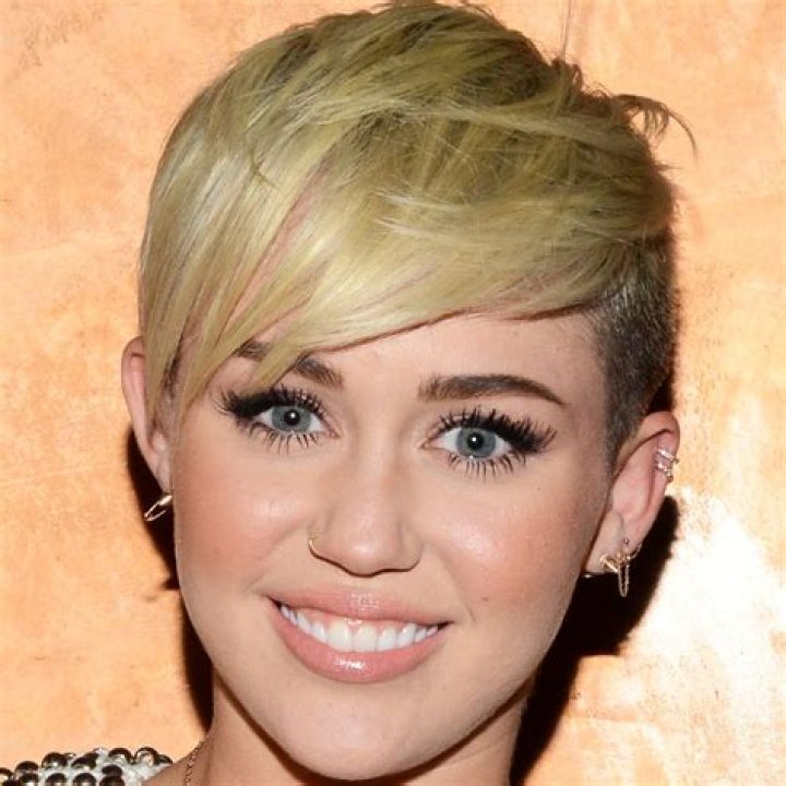 Miley Cyrus’ Tiny Shorts & Blonde Hair At Soundcheck – Watch – Hollywood Life