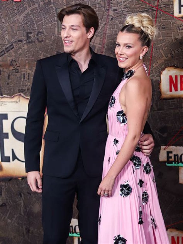 Millie Bobby Brown & Jake Bongiovi’s Cute PDA Mirror Selfie: Photo – Hollywood Life