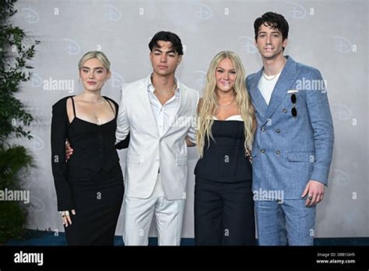 Milo Manheim Returns To ‘American Housewife’ — Exclusive New Photos – Hollywood Life