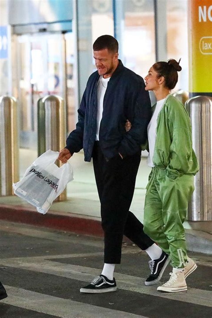 Minka Kelly & Boyfriend Dan Reynolds Show Off PDA At LAX – Hollywood Life