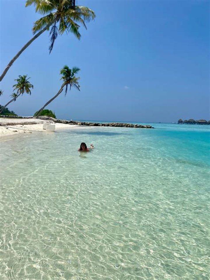 Naomi Campbell’s White Bikini In Maldives: Photos – Hollywood Life