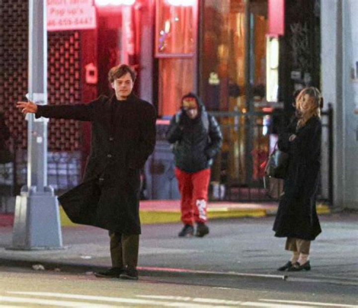 ‘Stranger Things’ Stars Natalia Dyer & Charlie Heaton Prove They’re Still A Couple At Brooklyn Museum Artists Ball