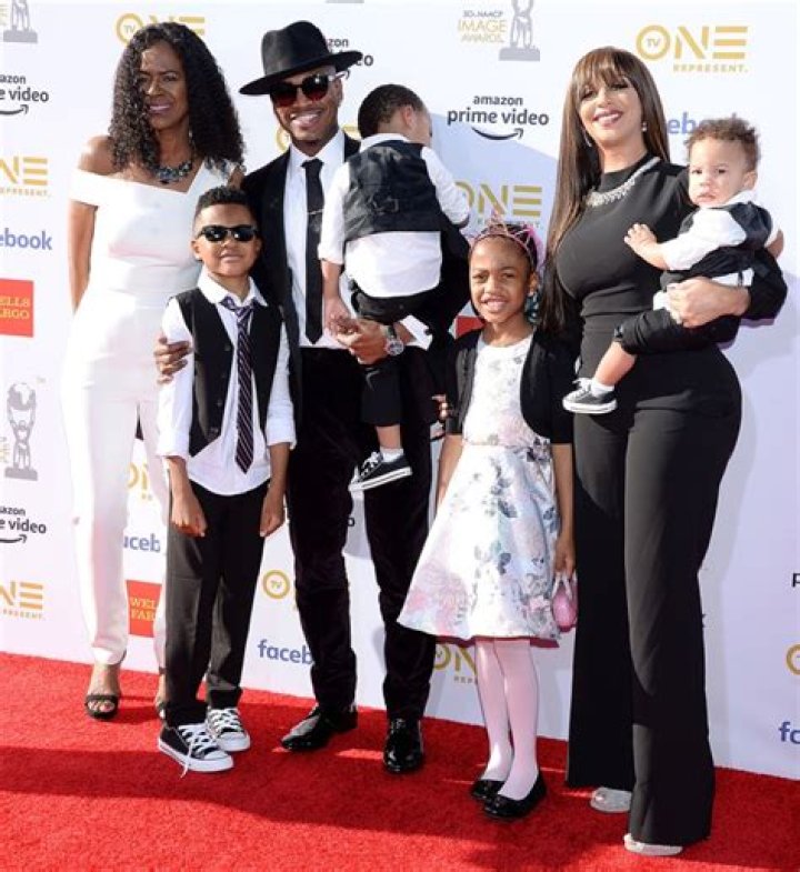 [PICS] See Ne-Yo, His Wife Crystal Smith, & Their Family – Hollywood Life