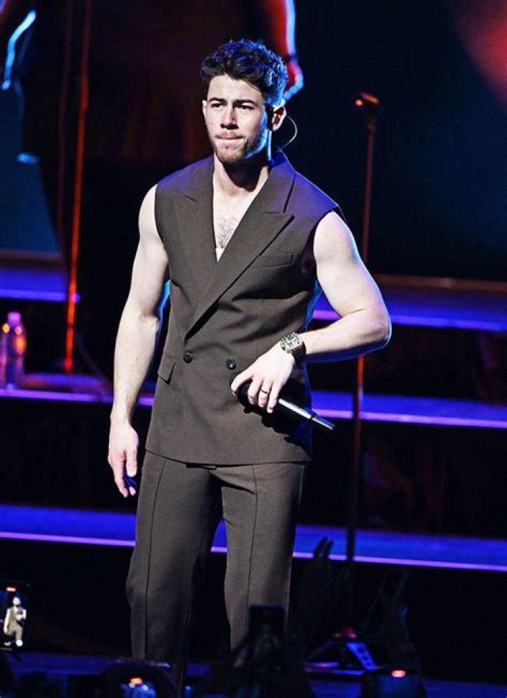 Nick Jonas Falls In Boston During Performance: Watch – Hollywood Life