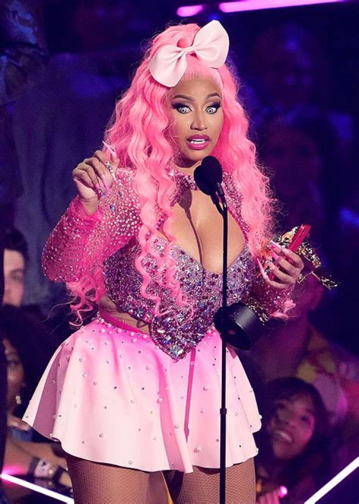 She Wears Pink & Performs Medley – Hollywood Life