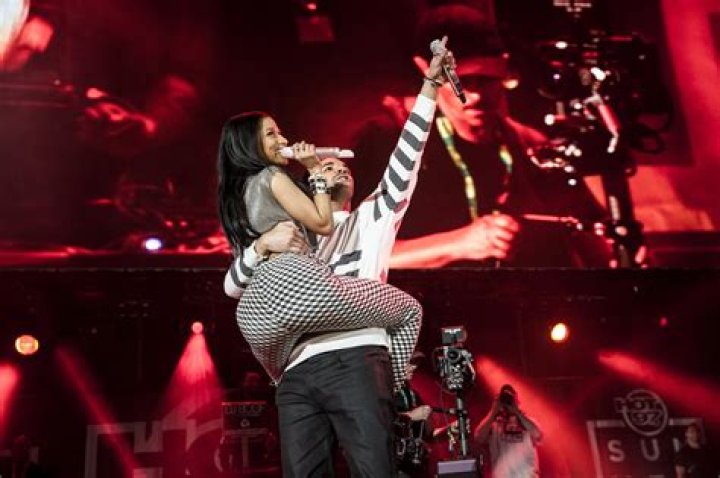 [PICS] Nicki Minaj Hugs Drake Onstage At Hot 97 Summer Jam In Front Of Rihanna – Hollywood Life