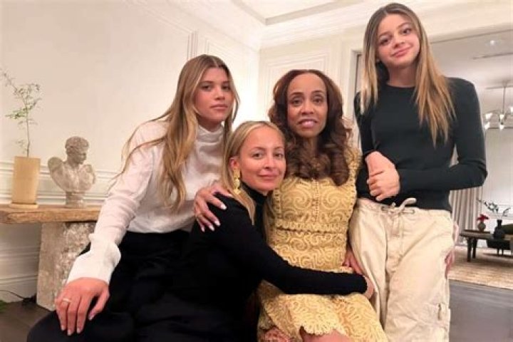 Nicole Richie Poses For Sweet Pic With Daughter Harlow, 12, & Sister Sofia, 22, & They Look Like Triplets