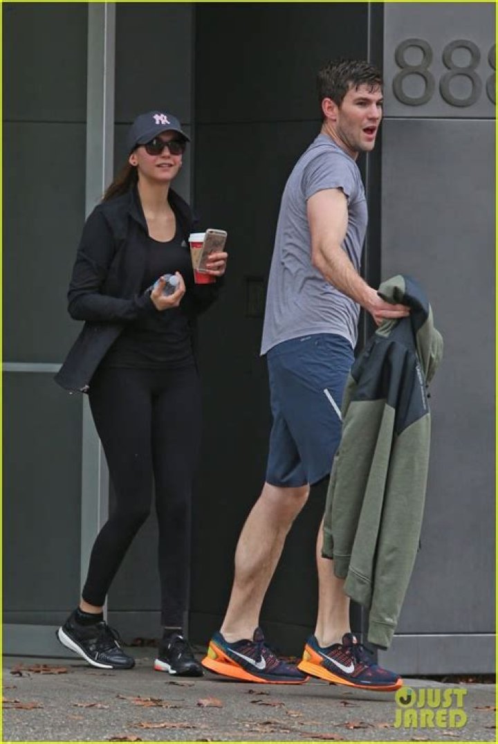 Nina Dobrev & Austin Stowell: PICS – Hollywood Life