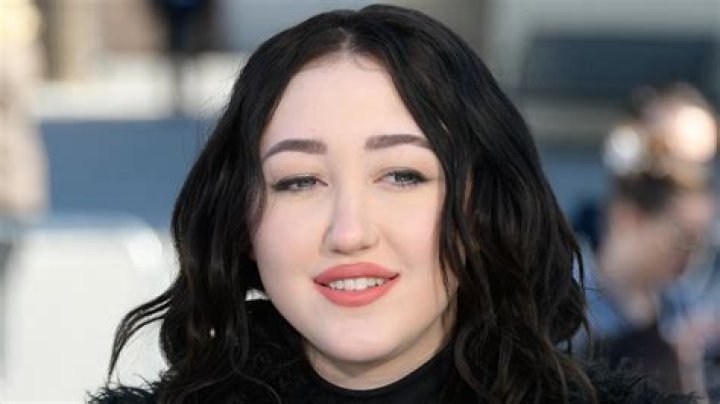 Noah Cyrus News, Music, Photos And Videos – Hollywood Life
