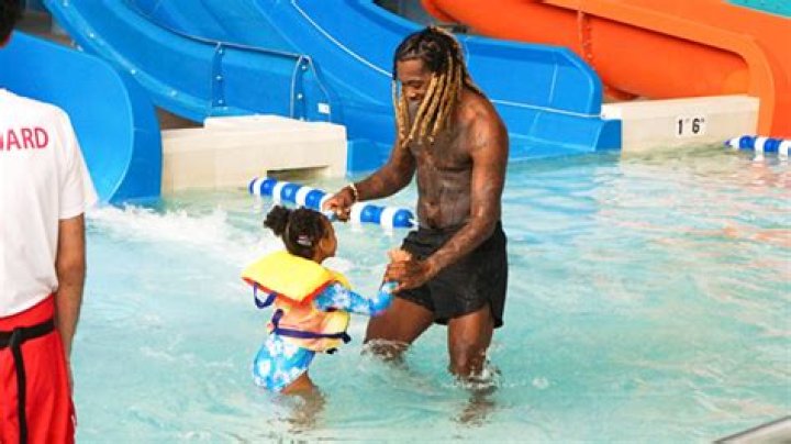 Offset Looks Buff As He Goes Shirtless At Waterpark With Kulture – Hollywood Life