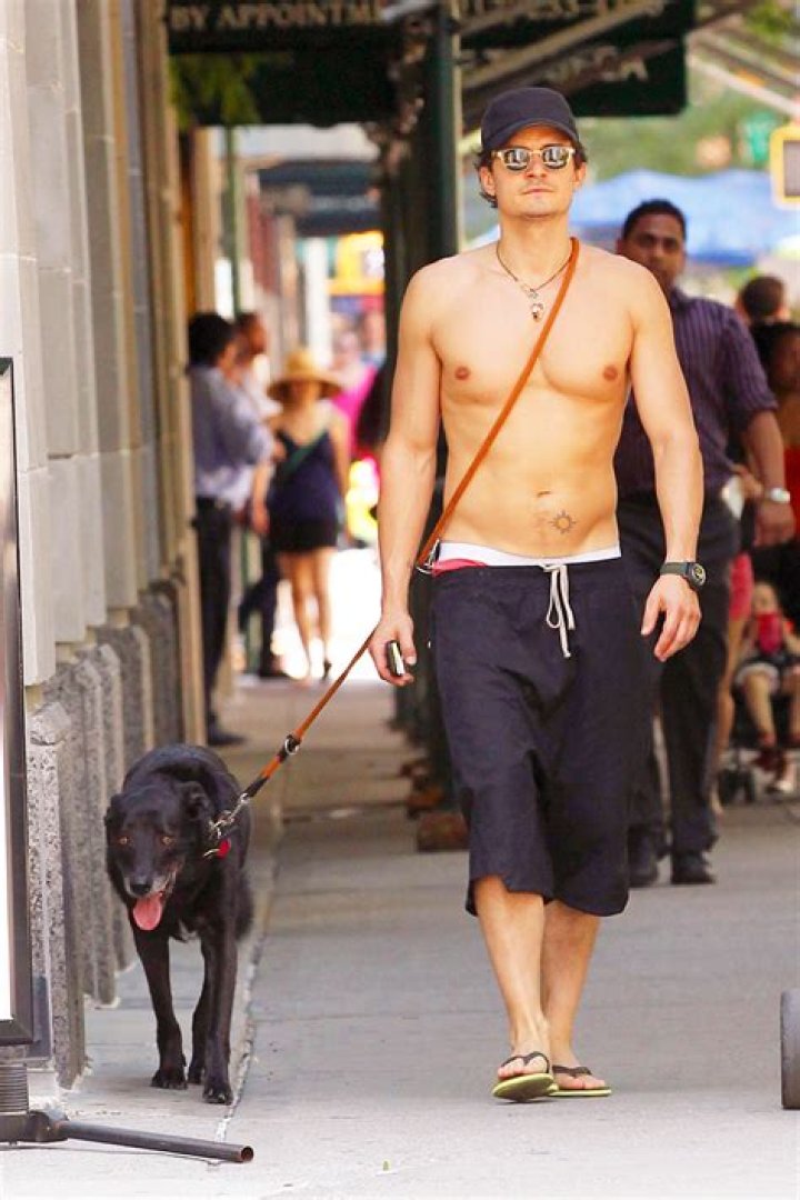 Orlando Bloom Goes Shirtless To Swim In The Ocean In Santa Barbara – Hollywood Life