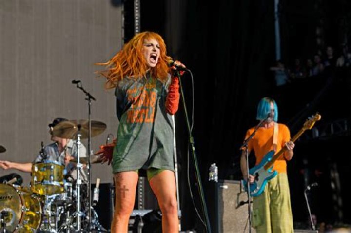 Paramore Cancels Tour As Hayley Williams Battles Lung Infection – Hollywood Life