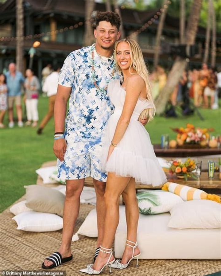 Patrick Mahomes & Brittany Matthews On Honeymoon: Photo – Hollywood Life