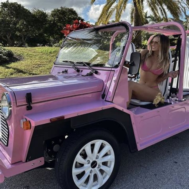 Paulina Gretzky’s Pink Bikini & Jeep: Photos – Hollywood Life
