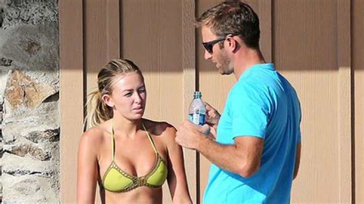 Paulina Gretzky Hits The Beach In Sexy Strapless Bikini For 32nd Birthday Trip — Pic