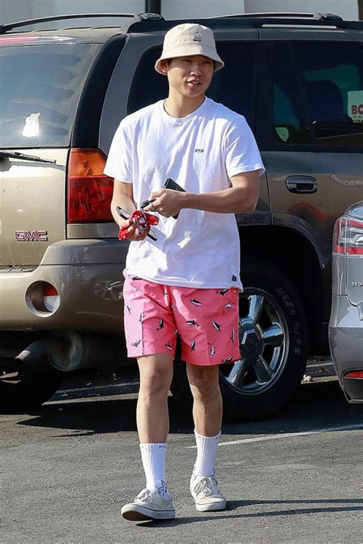 Pax Jolie-Pitt Wears Bucket Hat & Casual Outfit While Going To Eat – Hollywood Life