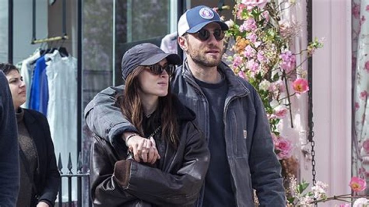 Phoebe Dynevor Holds Hands With Cameron Fuller In London – Hollywood Life