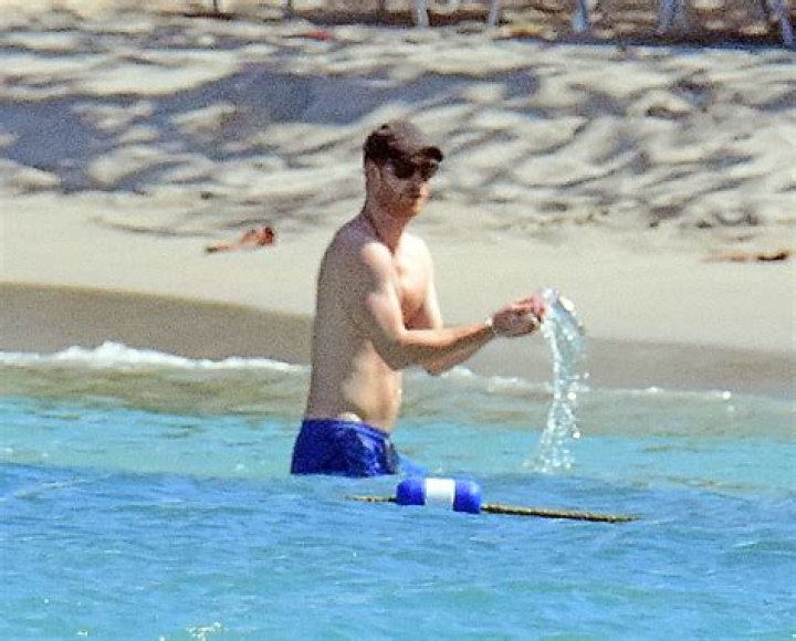 [PICS] Prince Harry Shirtless — See Royal Flaunt His Abs On Jamaican Vacation – Hollywood Life