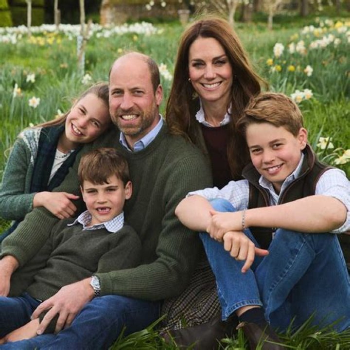 Prince William & Kate Middleton Pose With Kids In New Christmas Card – Hollywood Life