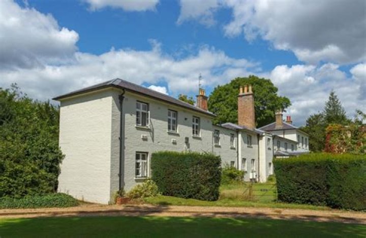 Princess Eugenie Moves Into Meghan Markle’s Former Royal Cottage: Pics – Hollywood Life