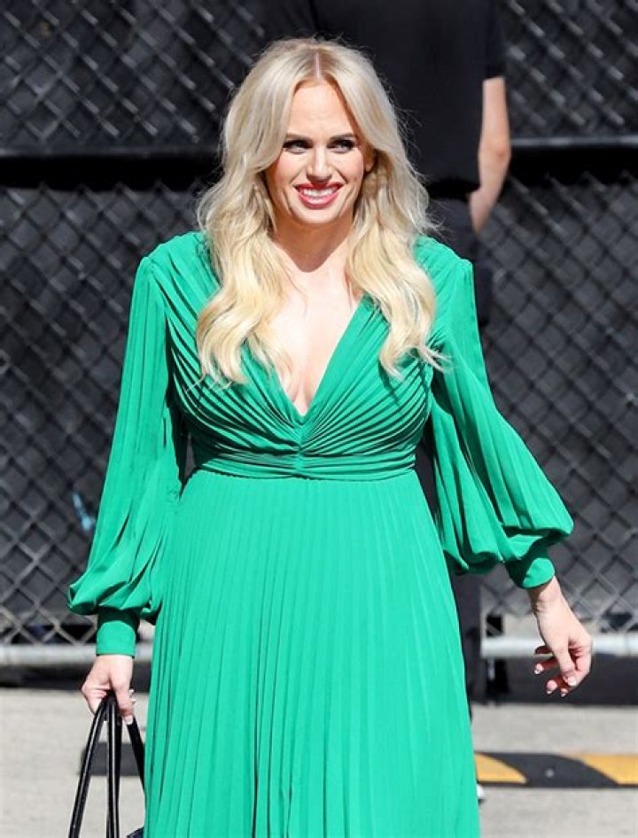 Rebel Wilson Stuns In Plunging Green Dress For ‘Jimmy Kimmel’ Appearance