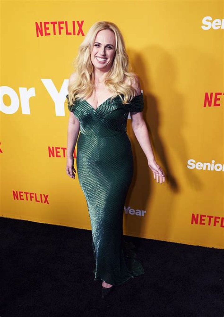 Rebel Wilson Looks Incredible In Off-The-Shoulder Green Gown At ‘Senior Year’ Premiere